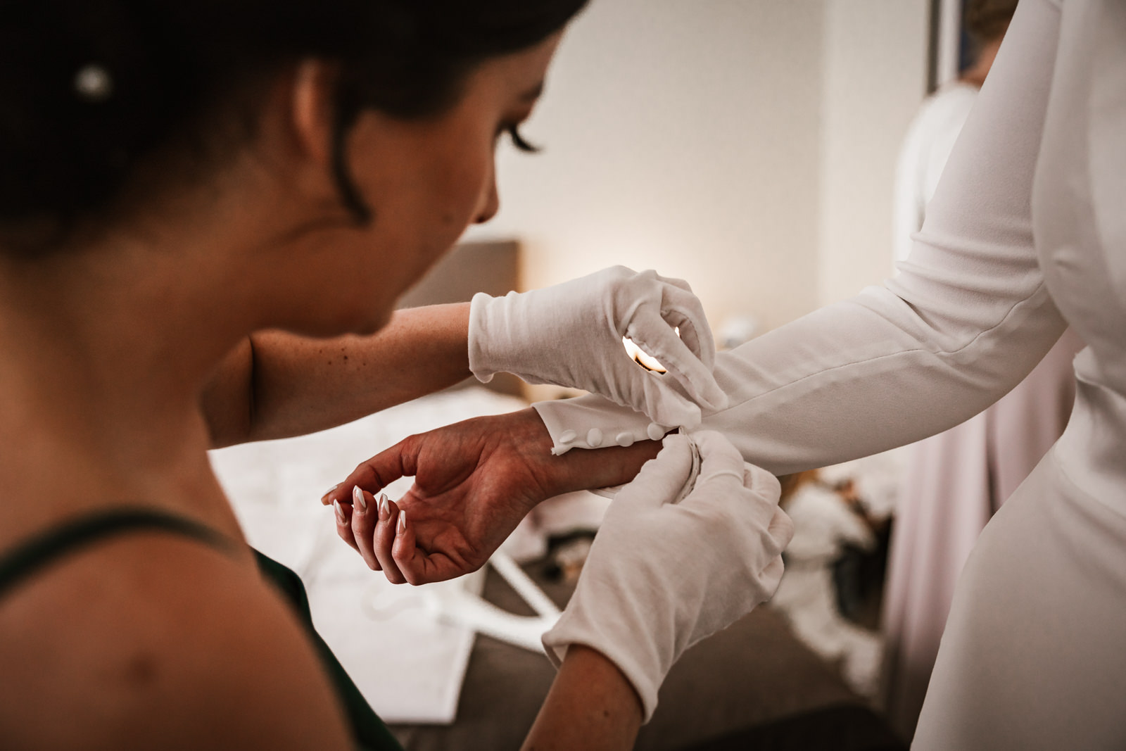 Fastening the brides sleeves